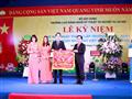 Thay mặt lãnh đạo Bộ Xây dựng, Thứ trưởng Nguyễn Văn Sinh tặng Cờ Thi đua của Bộ Xây dựng cho Trường Cao đẳng nghề Kỹ thuật và Nghiệp vụ Hà Nội 
