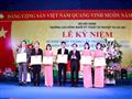 Thứ trưởng Nguyễn Văn Sinh trao Bằng khen của Bộ trưởng Bộ Xây dựng cho các cá nhân tiêu biểu của Nhà trường