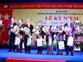 Hiệu trưởng Lê Hồng Ngọc tặng hoa tri ân lãnh đạo Nhà trường qua các thời kỳ