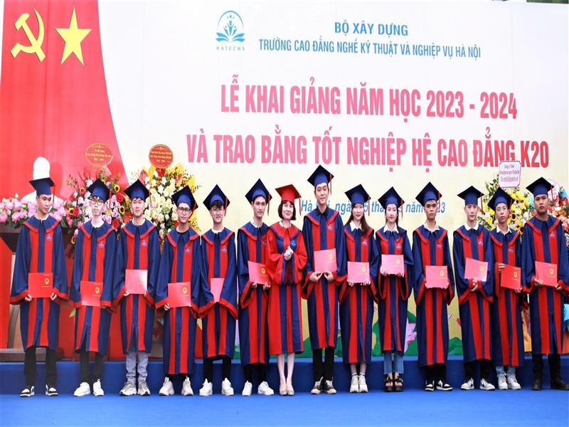 Đồng chí Nguyễn Thị Thanh Hằng - Phó Vụ trưởng Vụ Tổ chức cán bộ - Bộ Xây dựng trao bằng tốt nghiệp cho các tân kỹ sư, cử nhân thực hành